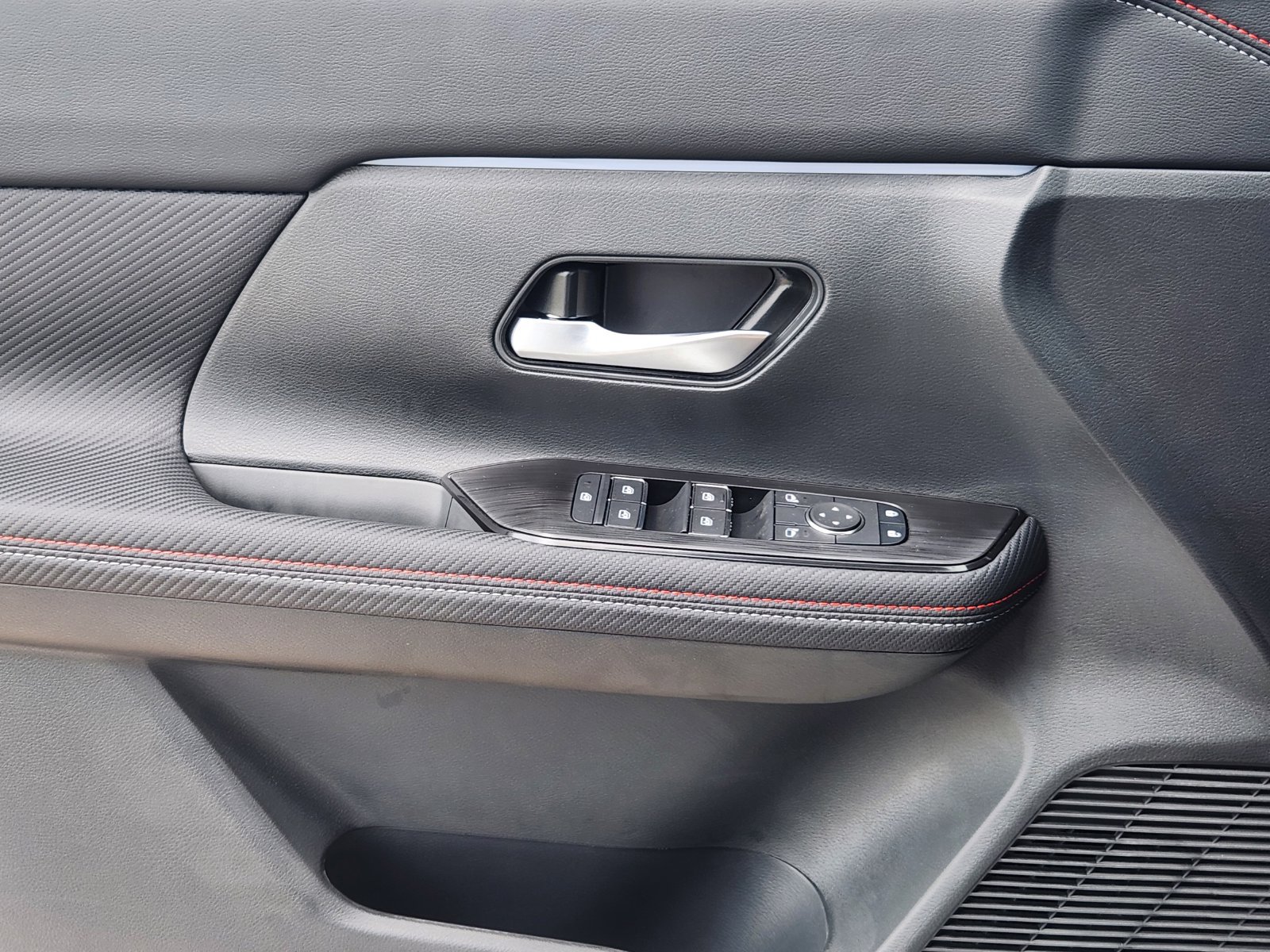 New 2026 Nissan Kicks SR AWD/4WD image 21