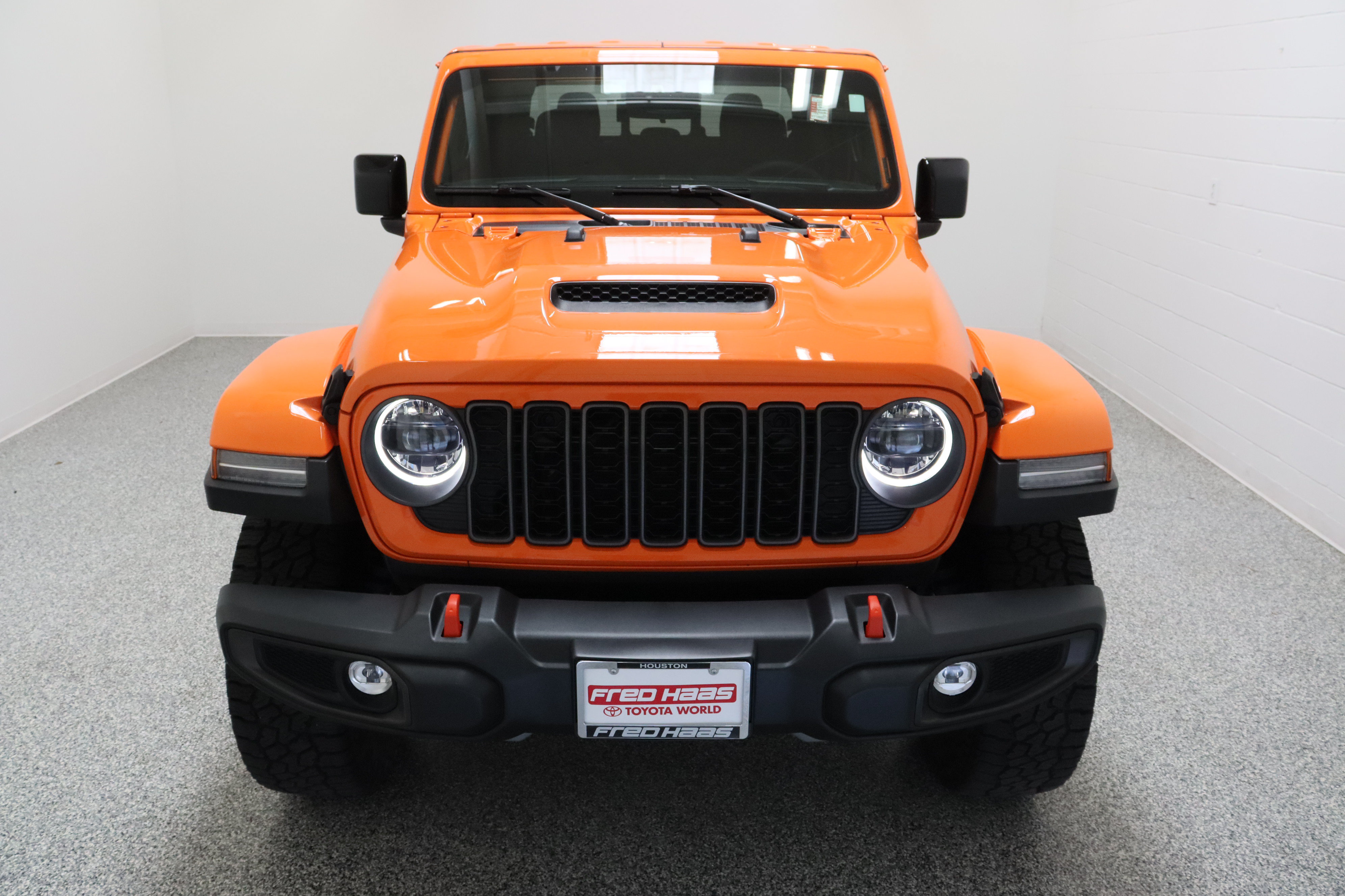 Used 2025 Jeep Gladiator Mojave w/ Convenience Group AWD/4WD image 3