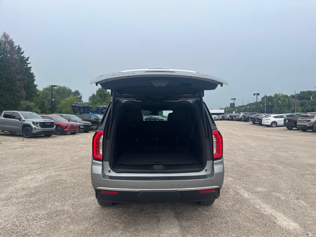 Used 2023 GMC Yukon XL SLT w/ SLT Premium Package AWD/4WD image 9