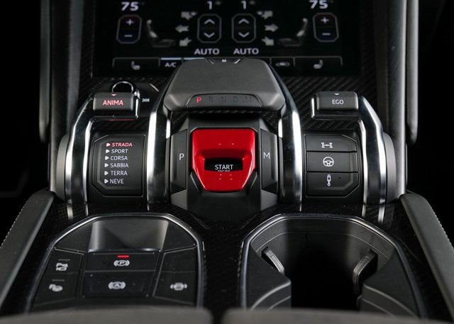 Used 2022 Lamborghini Urus image 12