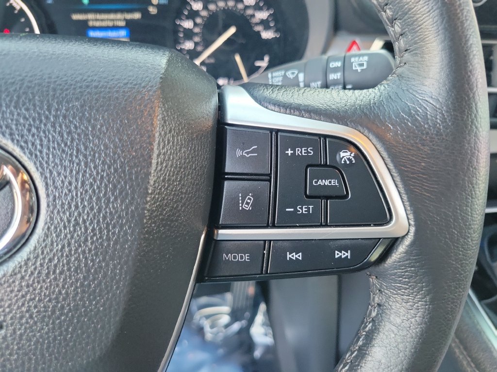 Used 2025 Toyota Sienna XLE w/ XLE Plus Package FWD image 26