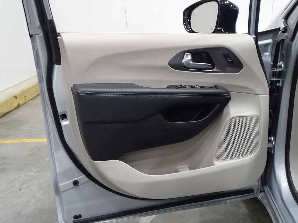 Used 2024 Chrysler Pacifica Touring-L image 17