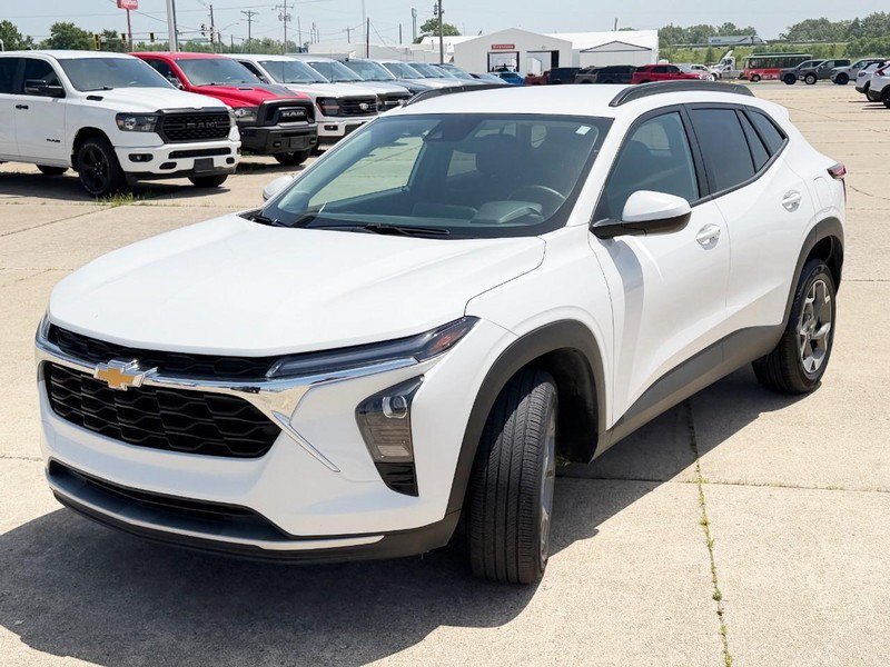 Used 2025 Chevrolet Trax LT w/ LT Convenience Package FWD image 7