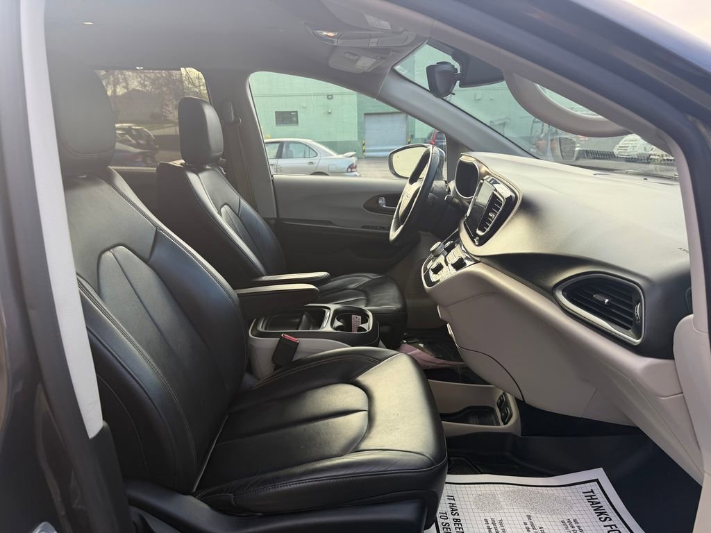 Used 2017 Chrysler Pacifica Touring-L image 31