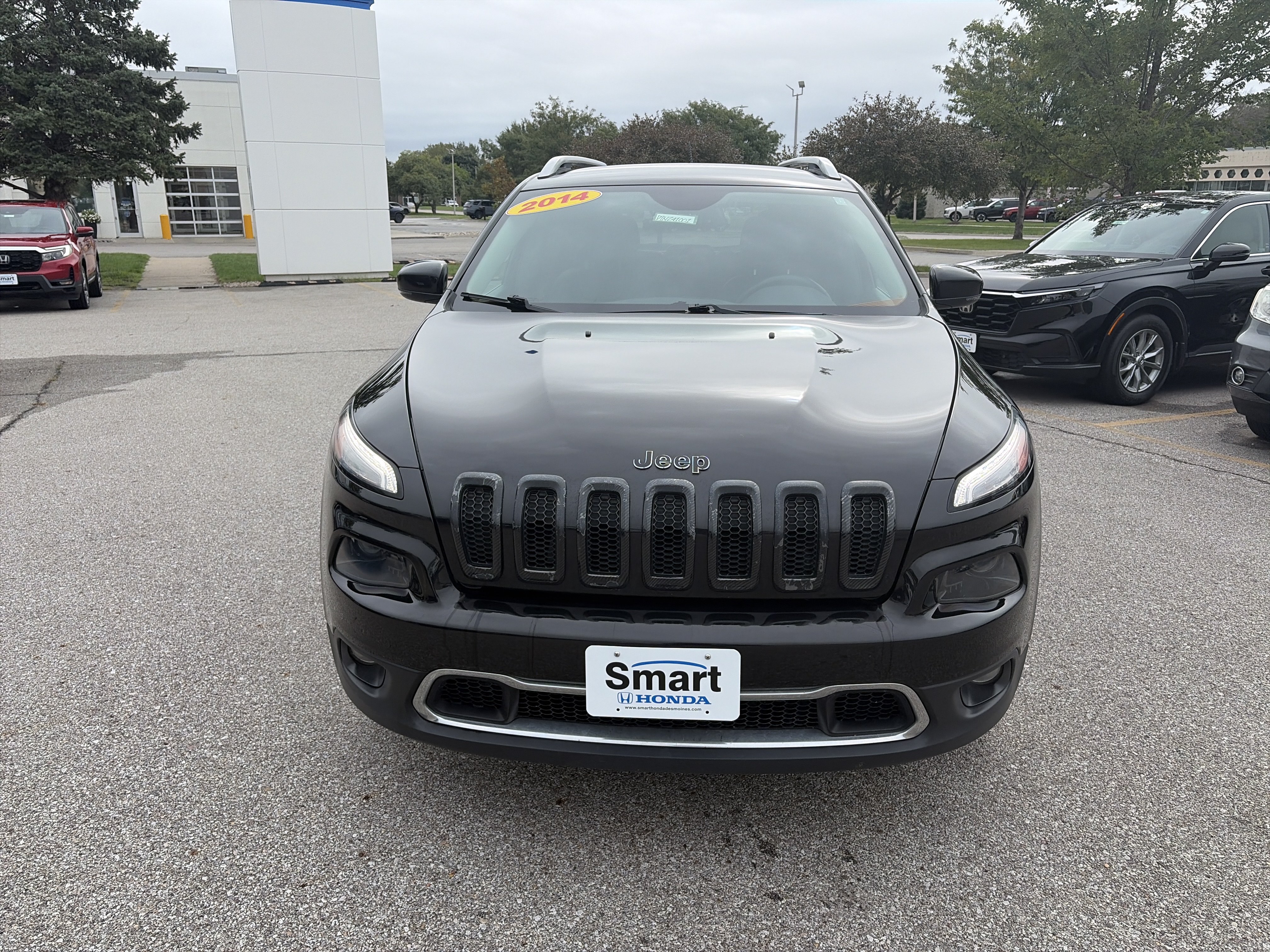 Used 2014 Jeep Cherokee Limited w/ Luxury Group AWD/4WD image 2