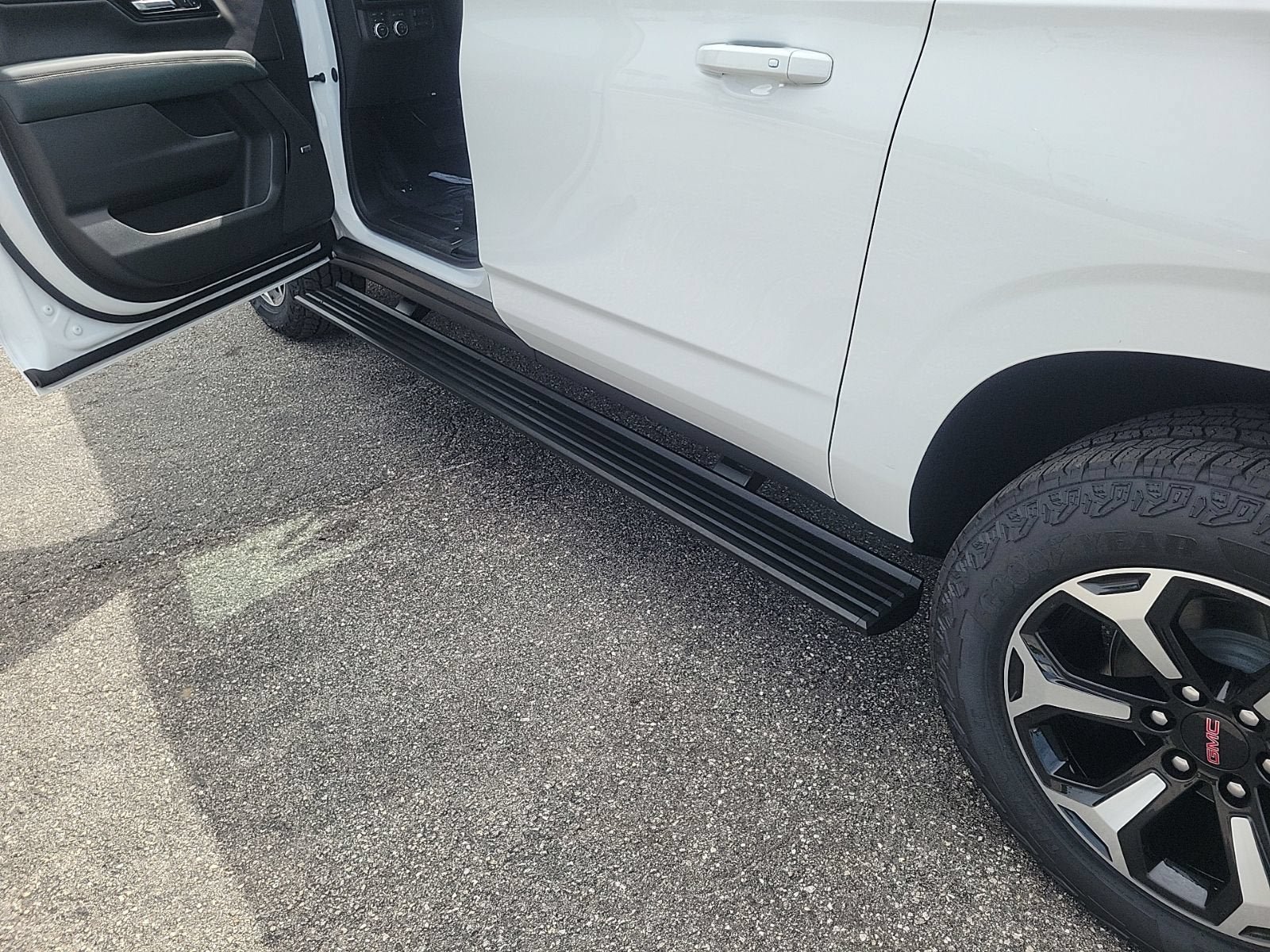 New 2026 GMC Yukon XL AT4 w/ AT4 Premium Plus Package AWD/4WD image 10