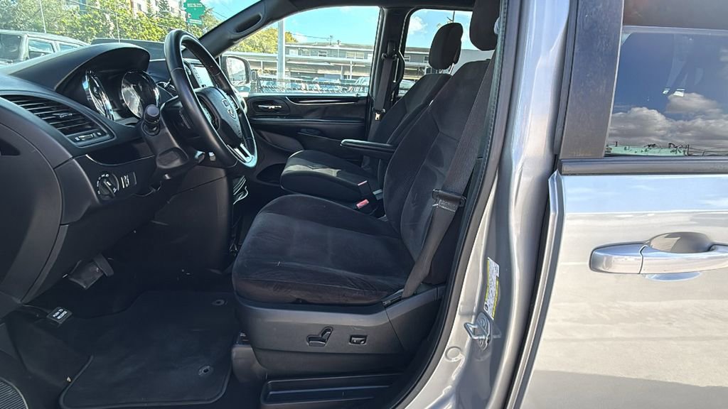 Used 2018 Dodge Grand Caravan SE image 23
