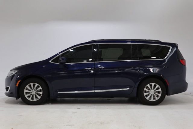 Used 2017 Chrysler Pacifica Touring-L FWD image 4