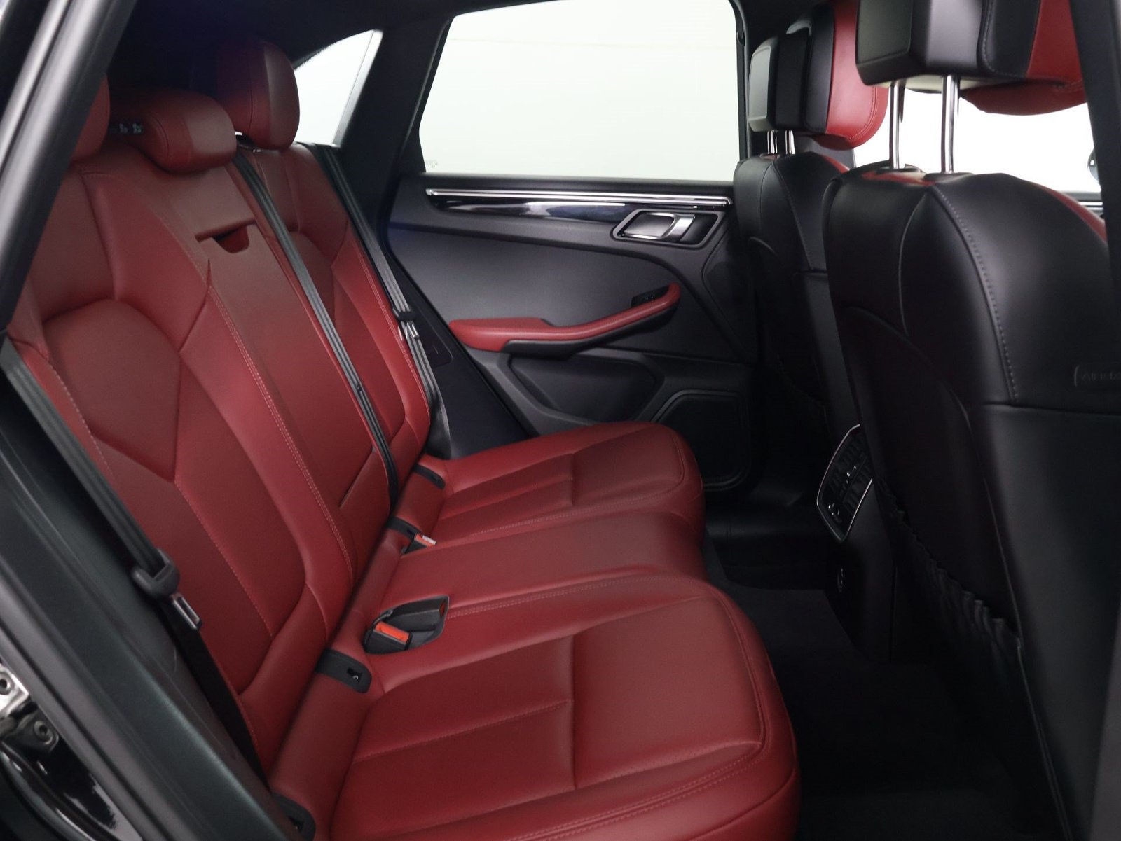 Certified 2023 Porsche Macan AWD/4WD image 32