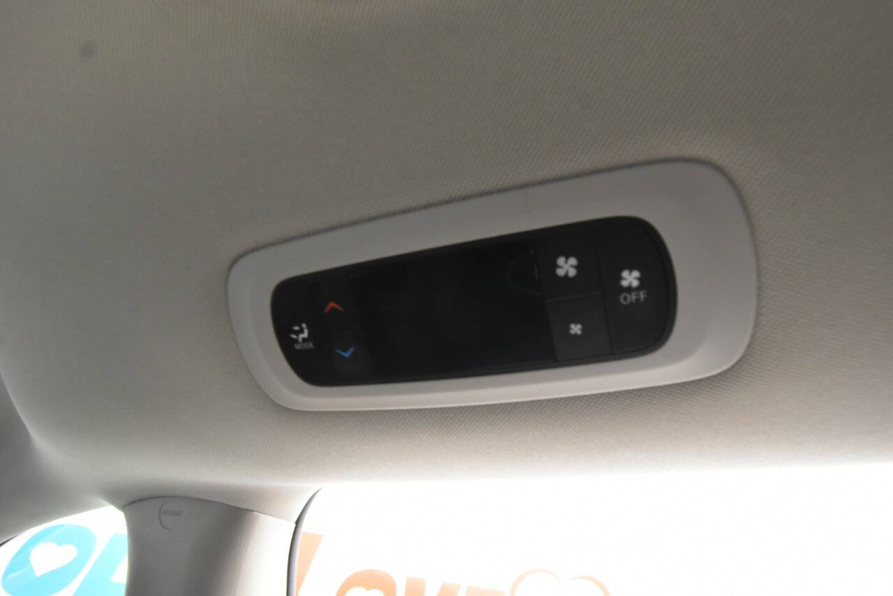 Used 2023 Chrysler Voyager LX FWD image 19