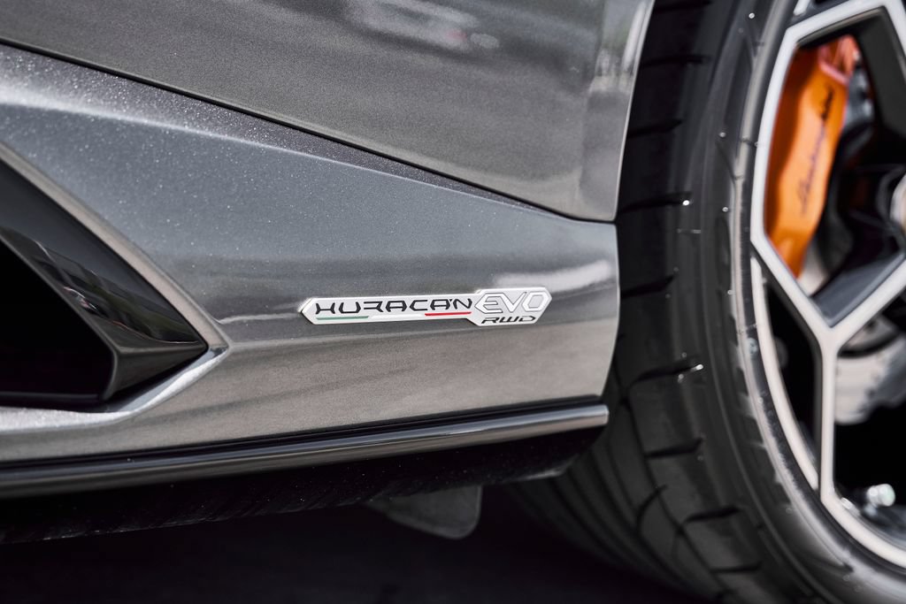 Used 2021 Lamborghini Huracan EVO RWD image 9
