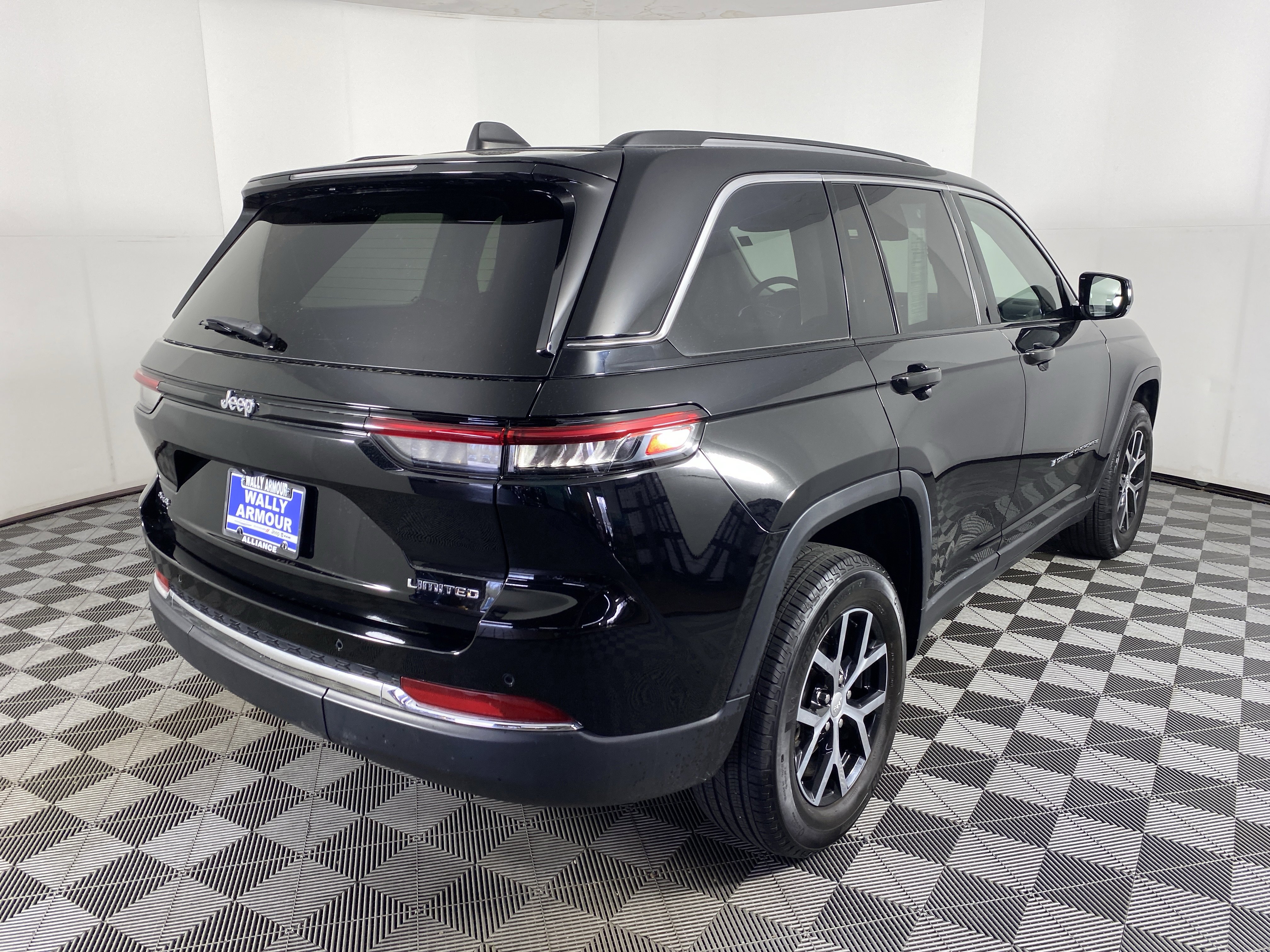 Used 2023 Jeep Grand Cherokee Limited AWD/4WD image 8