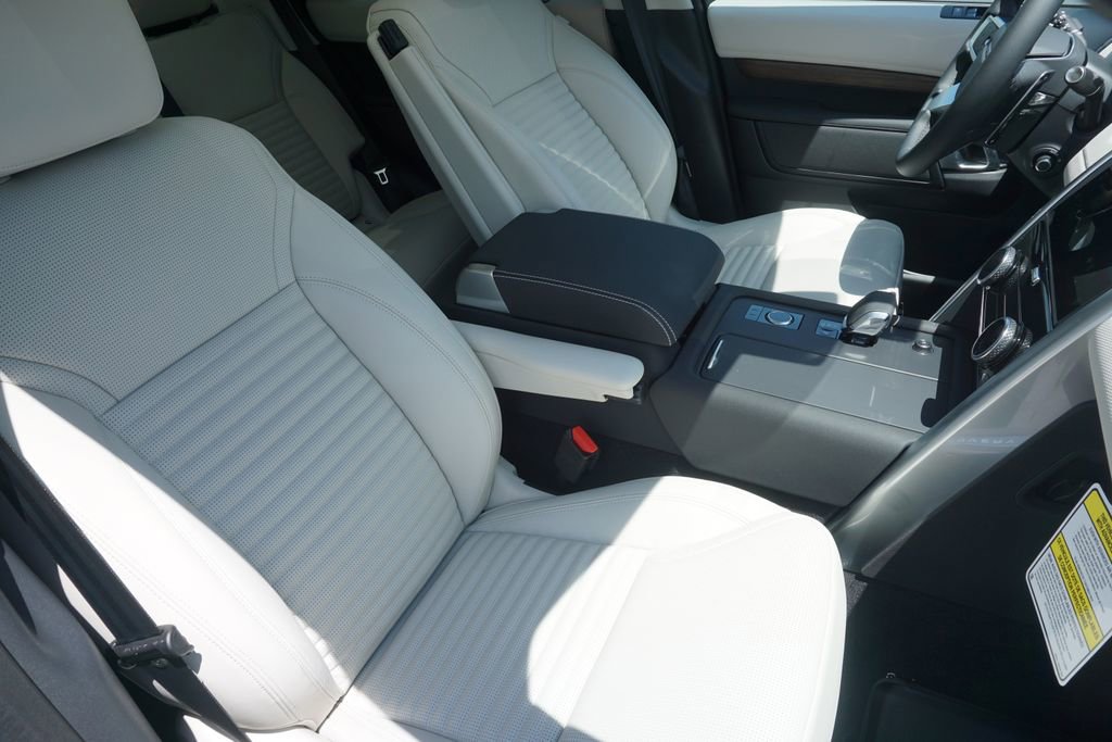 New 2025 Land Rover Discovery Dynamic SE image 24