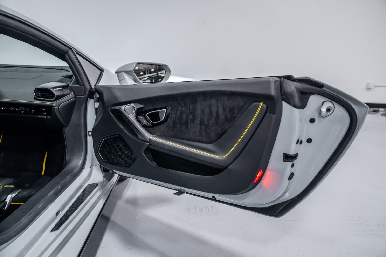 Used 2020 Lamborghini Huracan EVO image 33