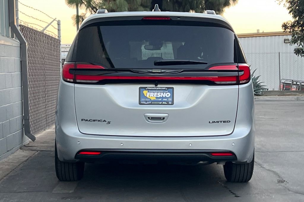 New 2026 Chrysler Pacifica Limited w/ Uconnect Theater Family Group image 5
