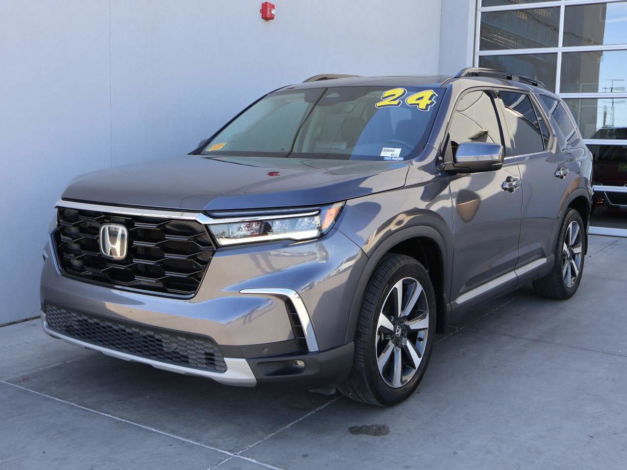 Used 2024 Honda Pilot Touring image 1