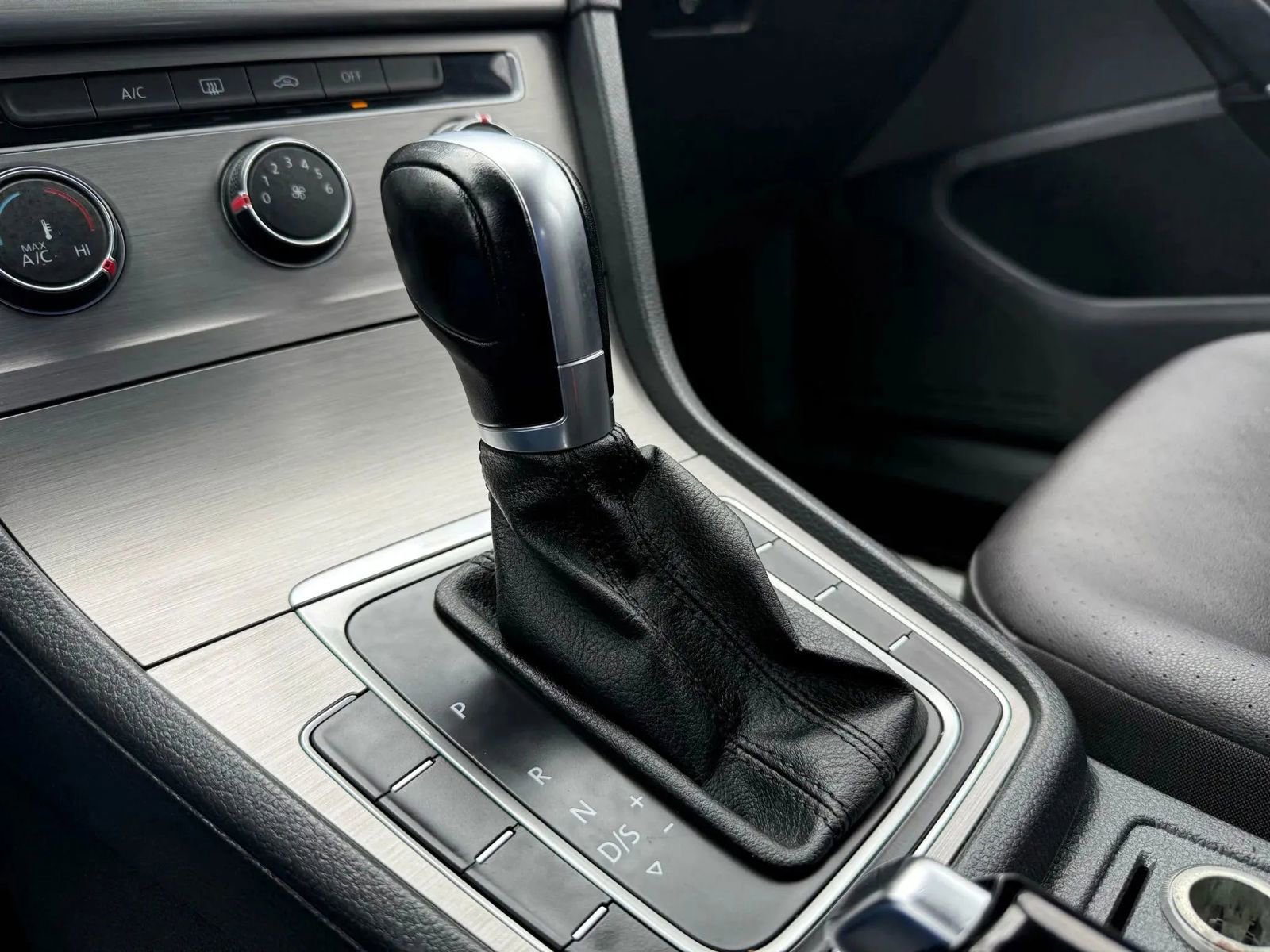 Used 2015 Volkswagen Golf S image 32