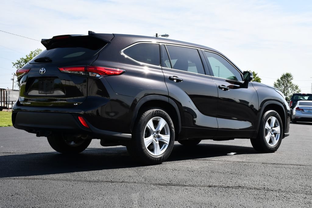 Used 2021 Toyota Highlander LE FWD image 7