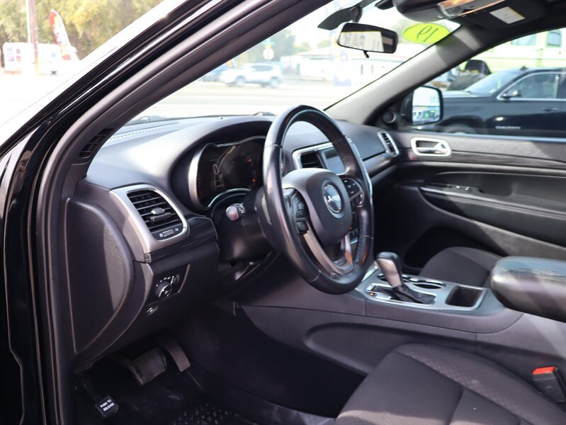 Used 2019 Jeep Grand Cherokee Laredo AWD/4WD image 26