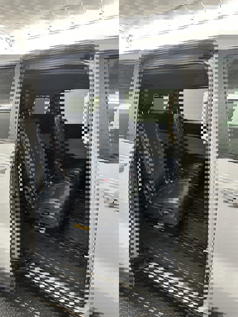 Used 2022 Kia Carnival EX image 34