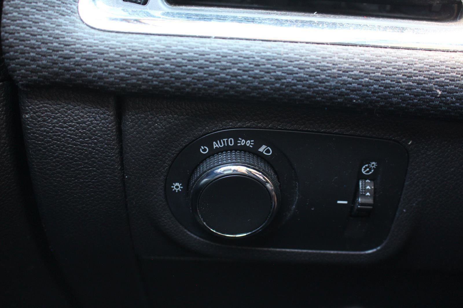 Used 2017 Chevrolet Cruze LS FWD image 27