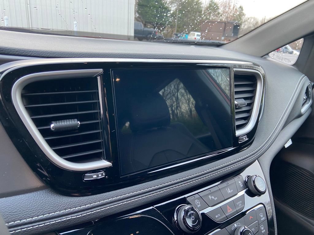 New 2026 Chrysler Pacifica Select image 18