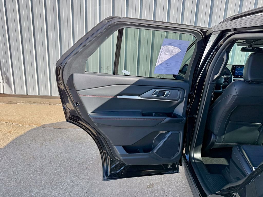 Used 2025 Ford Explorer ST-Line w/ ST-Line Street Pack image 16