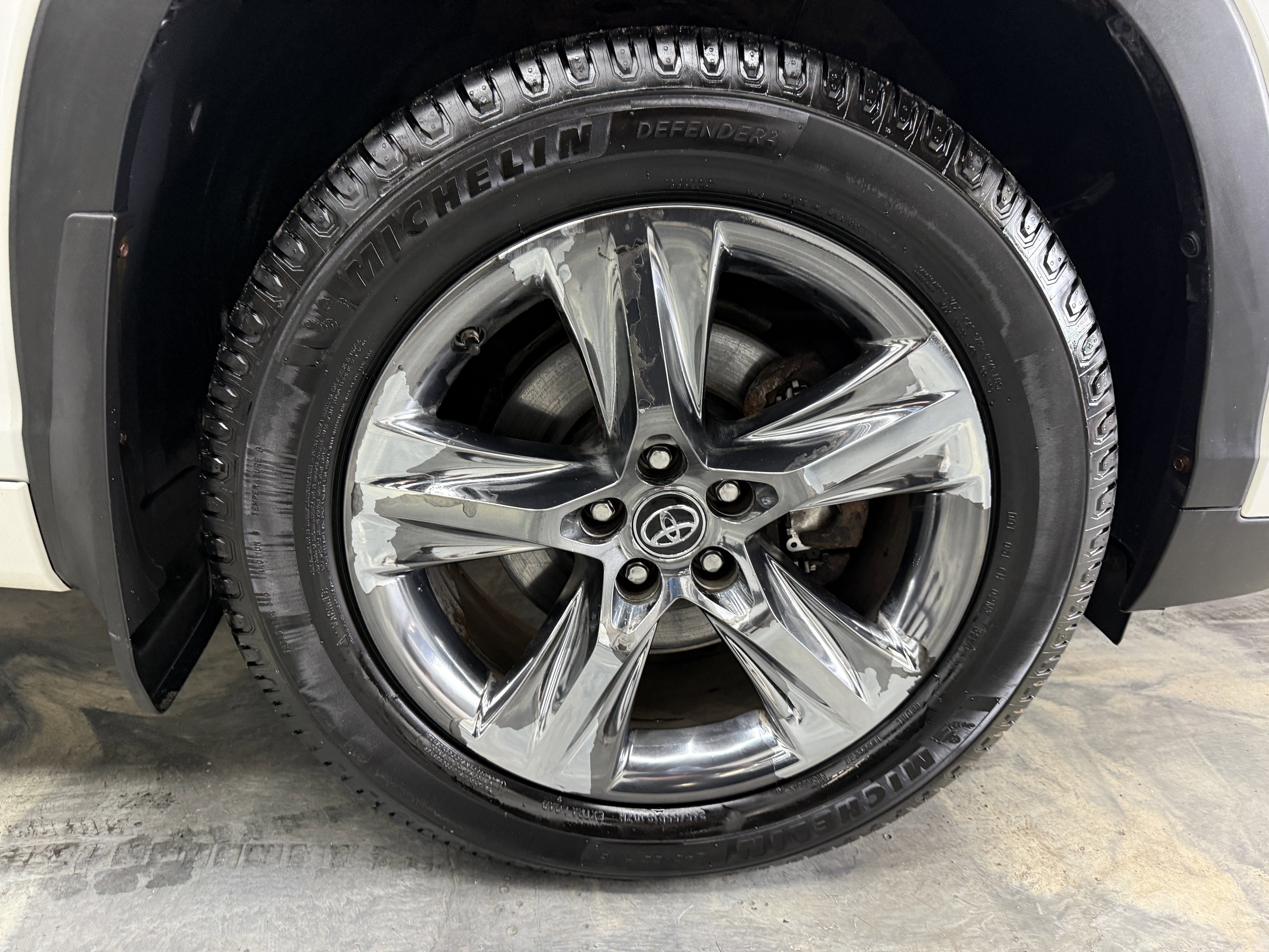 Used 2017 Toyota Highlander Limited image 32