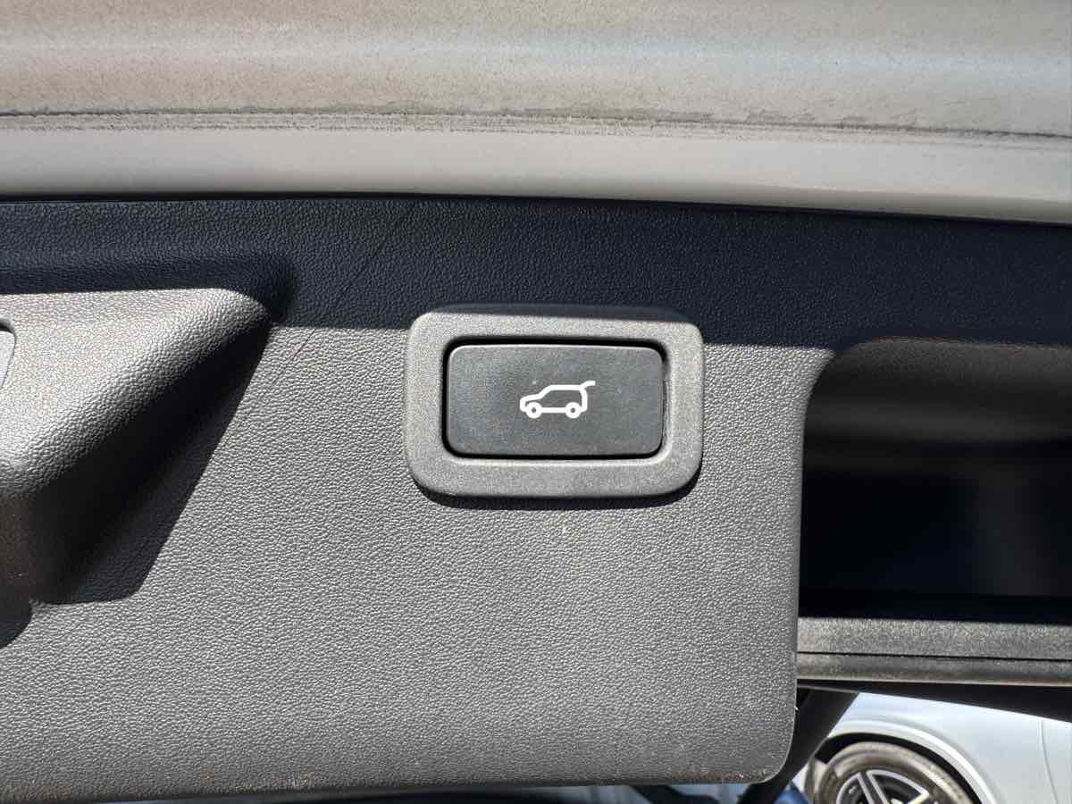 Used 2018 Land Rover Discovery Sport HSE image 52