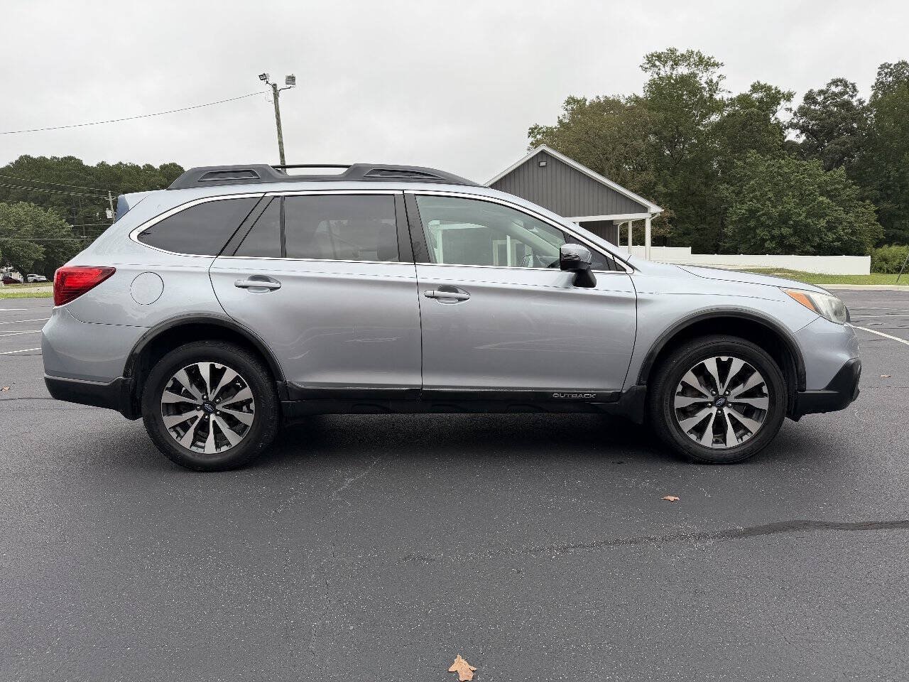 Used 2015 Subaru Outback 2.5i Limited AWD/4WD image 8