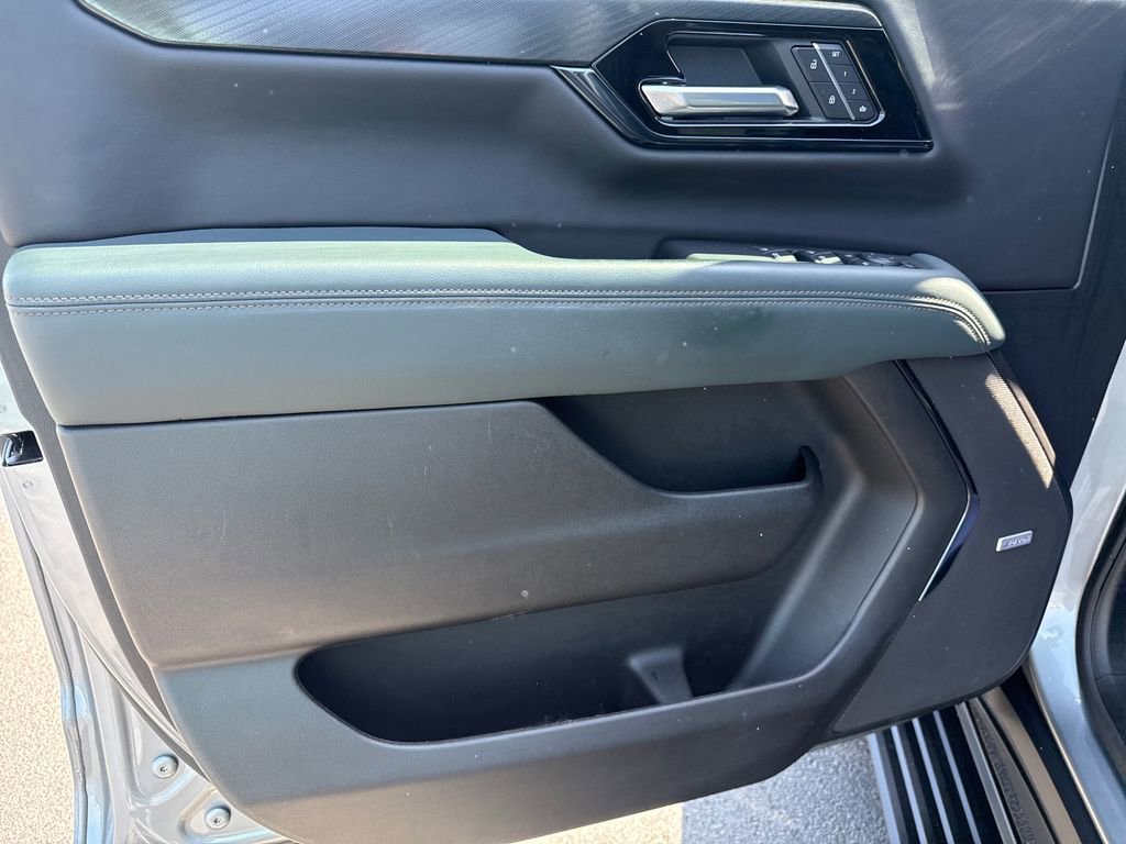 Used 2025 GMC Yukon AT4 w/ AT4 Premium Package image 10