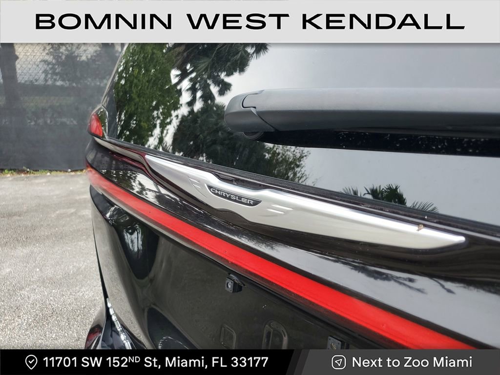 Used 2025 Chrysler Pacifica Select image 10