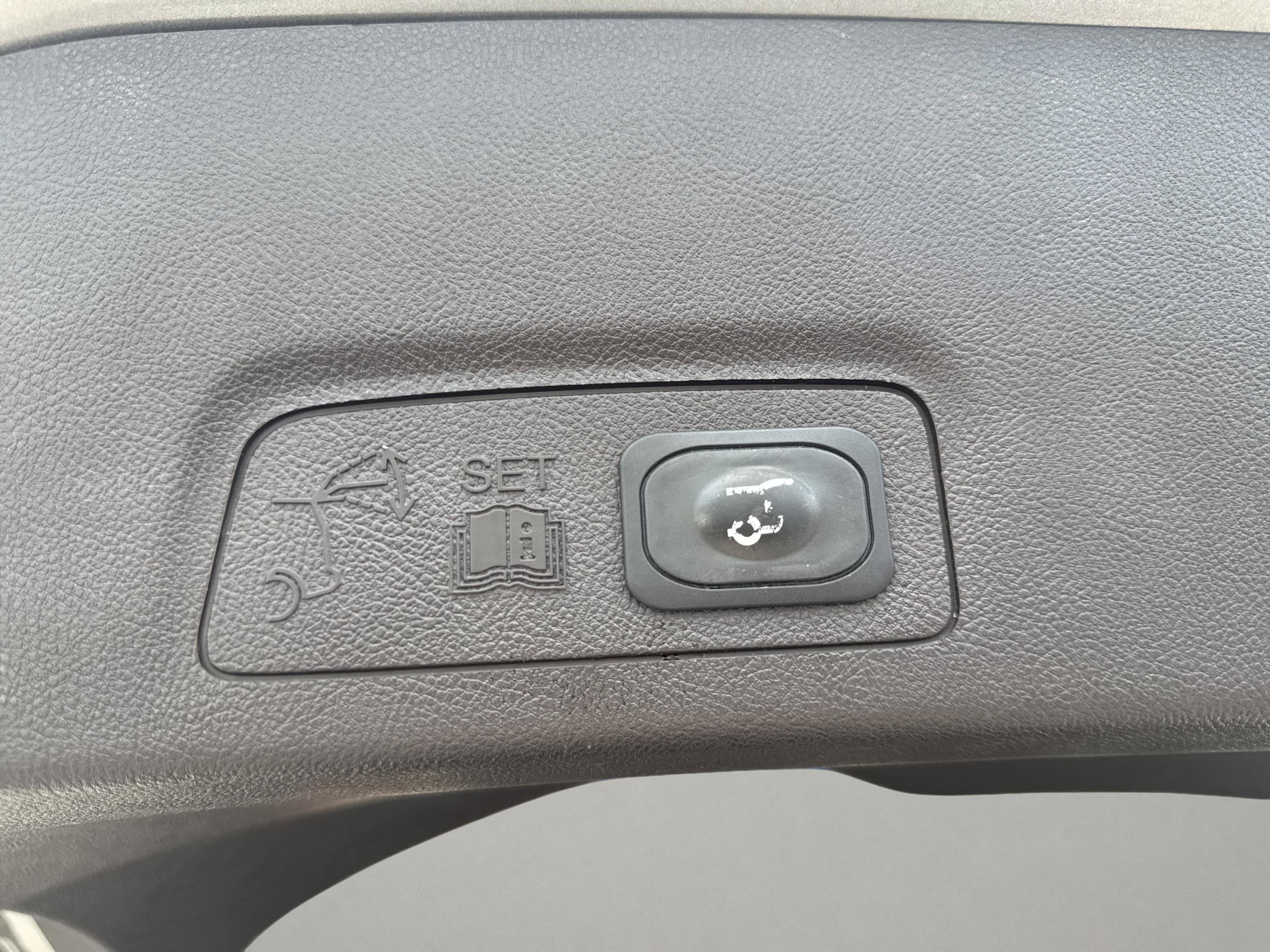 Used 2017 Lincoln MKC Select w/ Lincoln MKC Climate Package AWD/4WD image 11