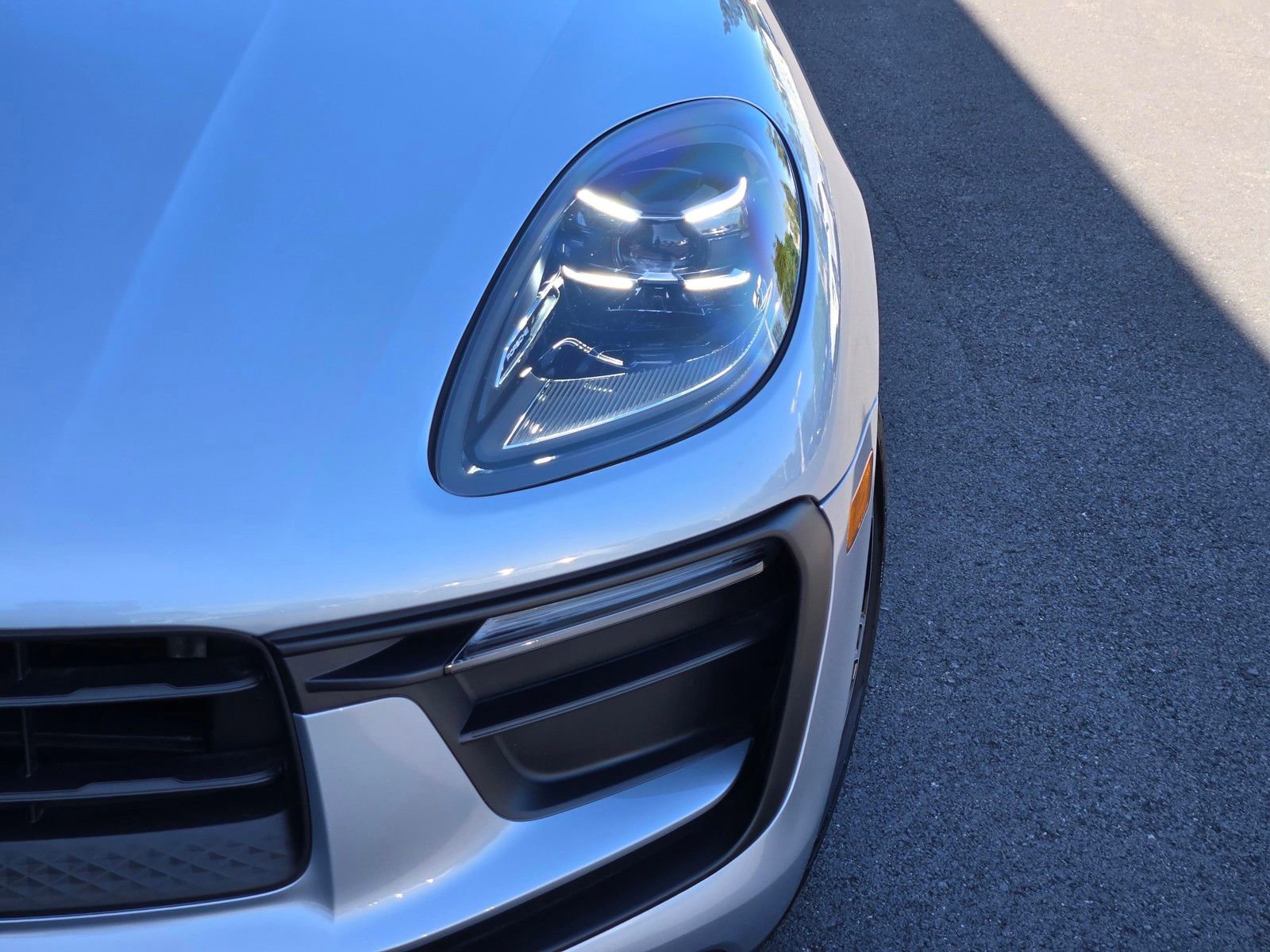 Certified 2025 Porsche Macan AWD/4WD image 12
