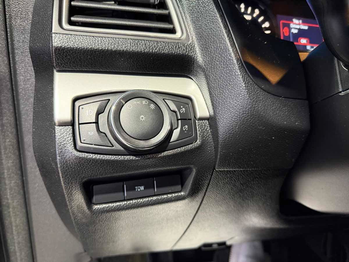 Used 2017 Ford Explorer XLT AWD/4WD image 24