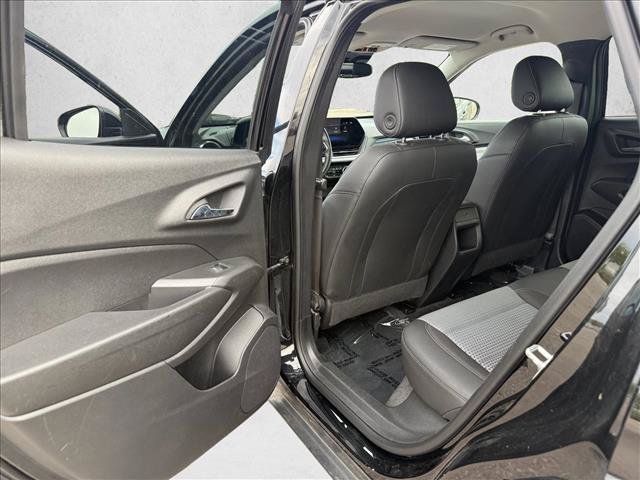 Used 2025 Chevrolet Trax LT w/ LT Convenience Package FWD image 21