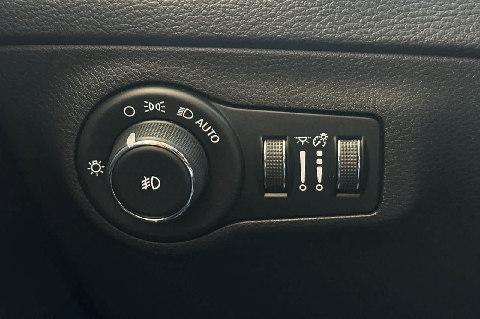 Used 2018 Jeep Compass Latitude w/ Popular Equipment Group FWD image 30