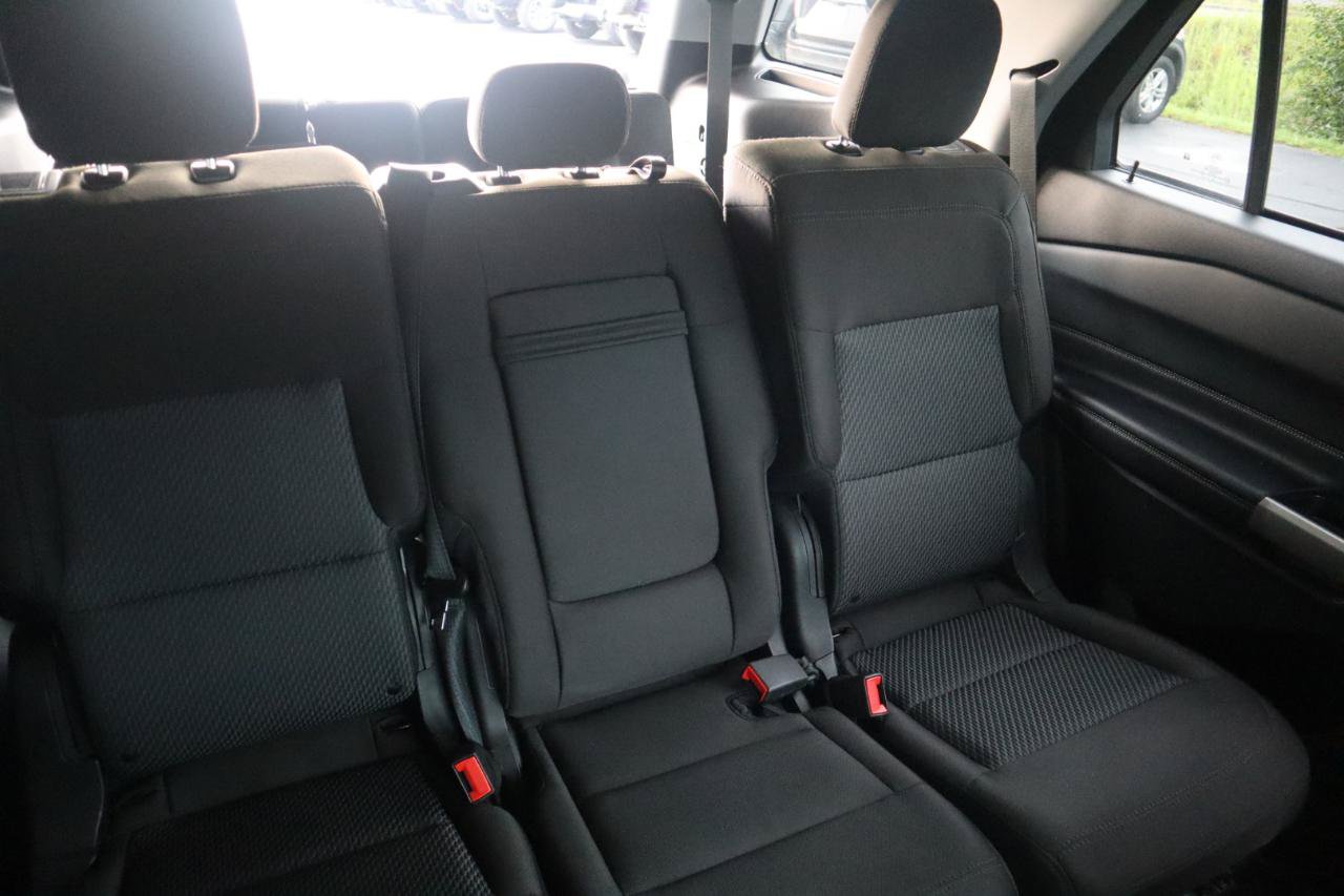 Used 2023 Ford Explorer XLT AWD/4WD image 37