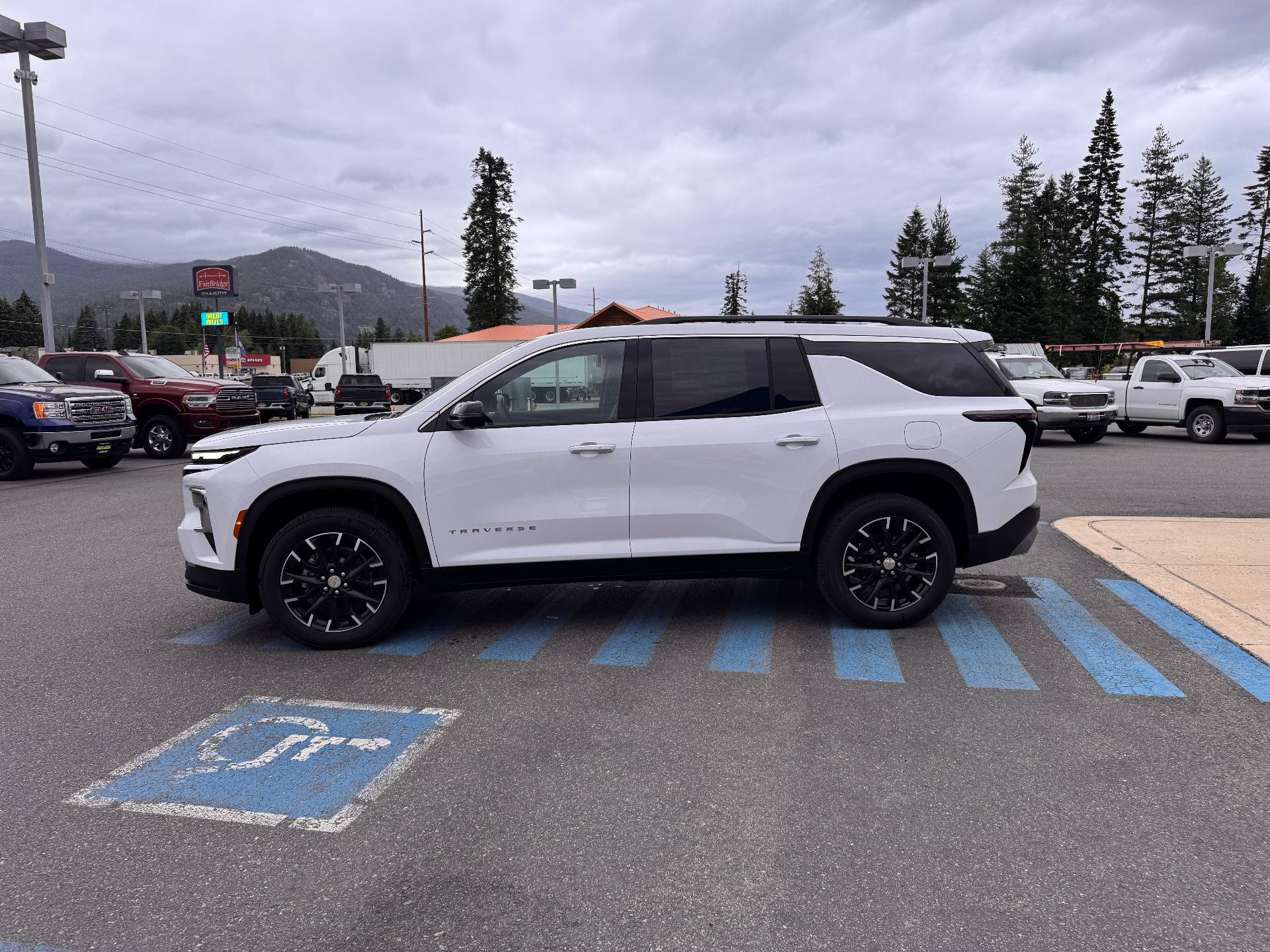 New 2026 Chevrolet Traverse LT w/ Sun and Wheel Package AWD/4WD image 4