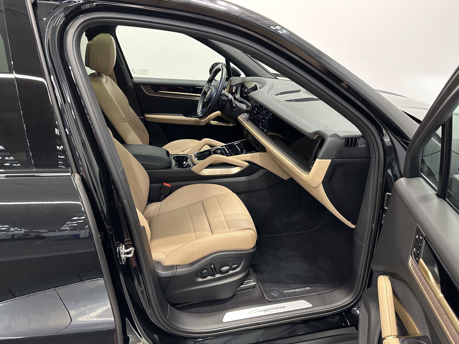 Used 2026 Porsche Cayenne AWD/4WD image 44