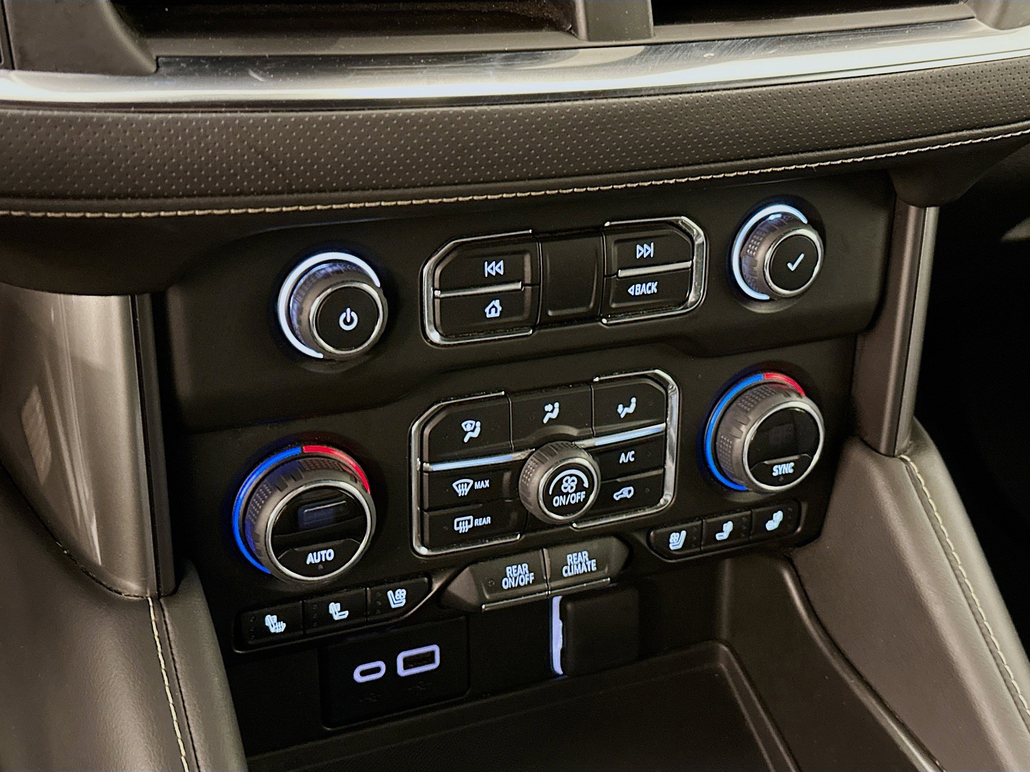 Used 2023 Chevrolet Suburban Premier image 24