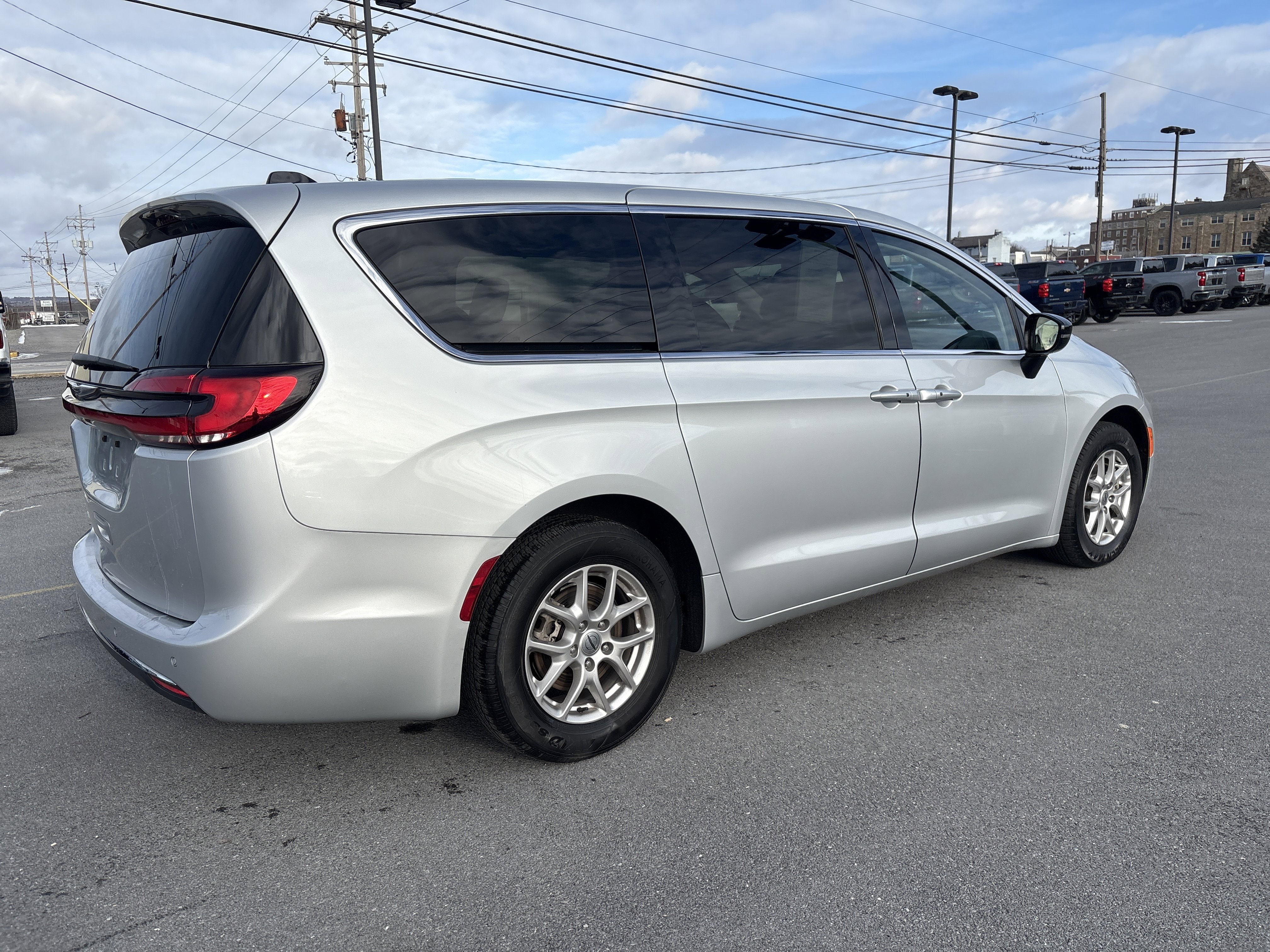 Used 2024 Chrysler Pacifica Touring-L image 3