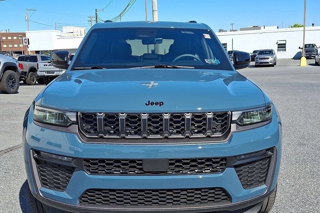 New 2027 Jeep Grand Cherokee Limited RWD image 10