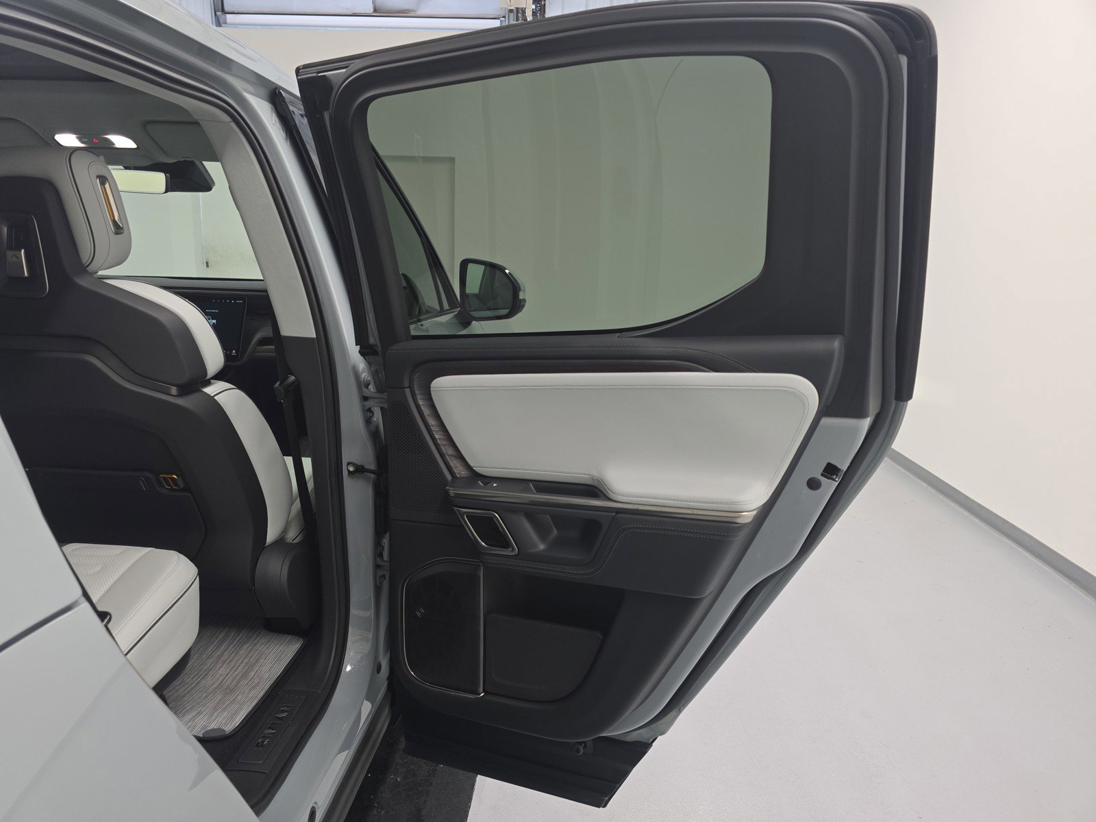 Used 2023 Rivian R1T Adventure AWD/4WD image 19