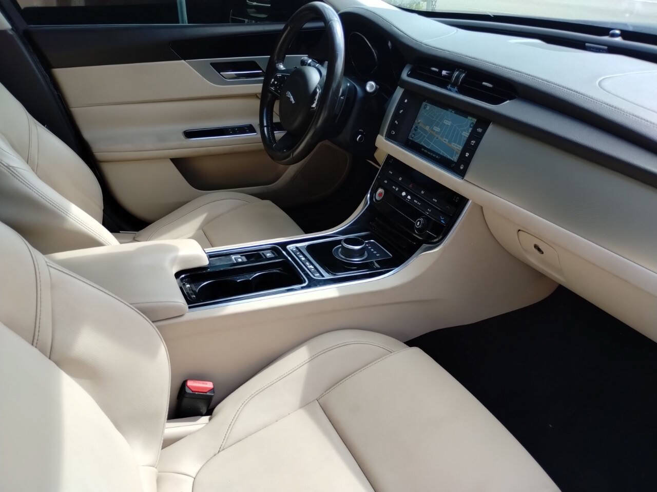 Used 2017 Jaguar XF Premium RWD image 43