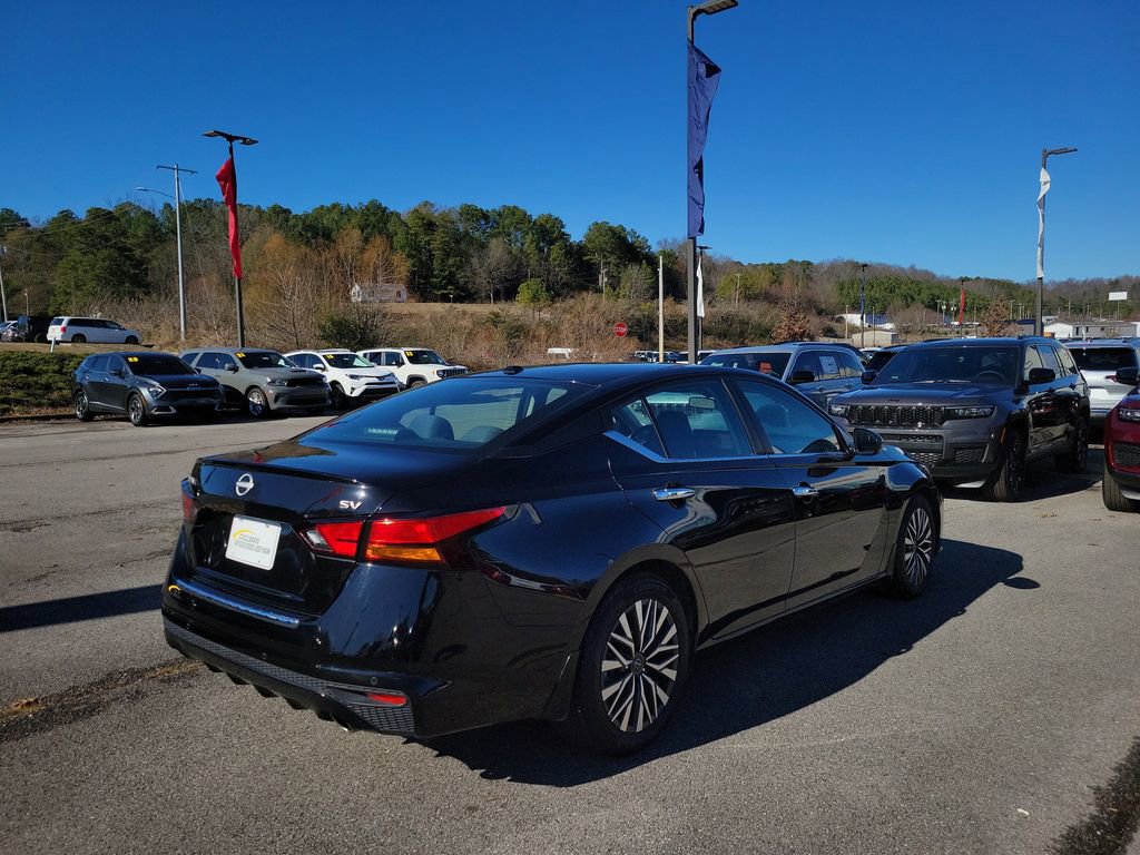 Used 2023 Nissan Altima 2.5 SV w/ SV Premium Package image 3