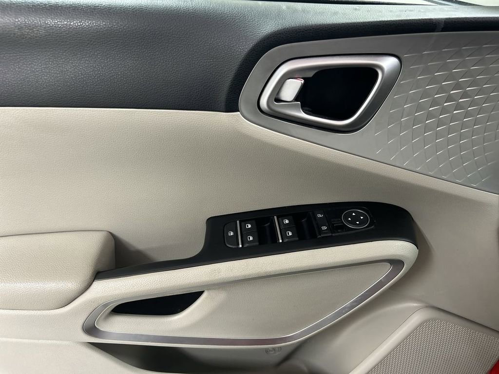 Used 2021 Kia Soul LX image 13