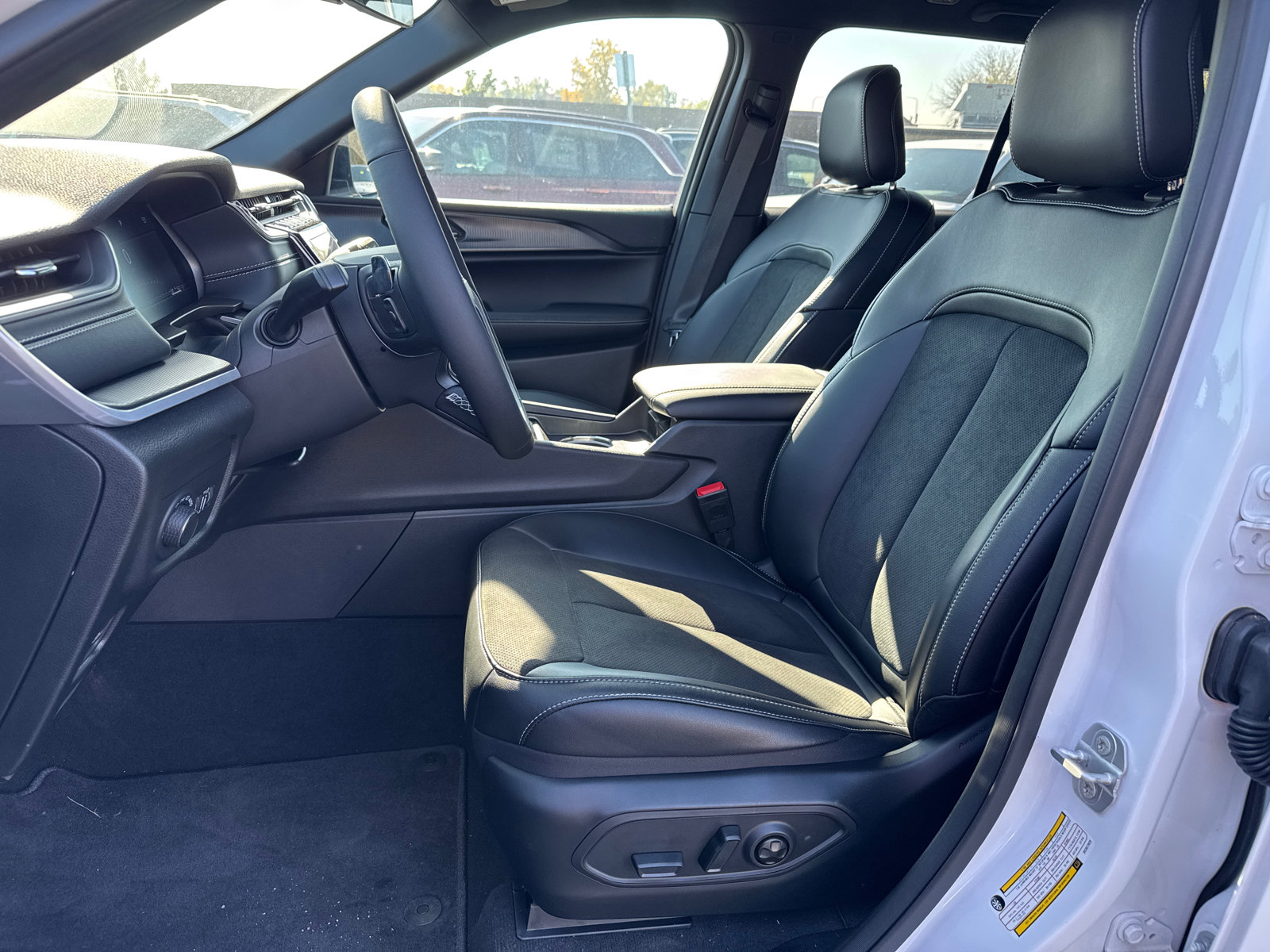 New 2025 Jeep Grand Cherokee Altitude AWD/4WD image 9