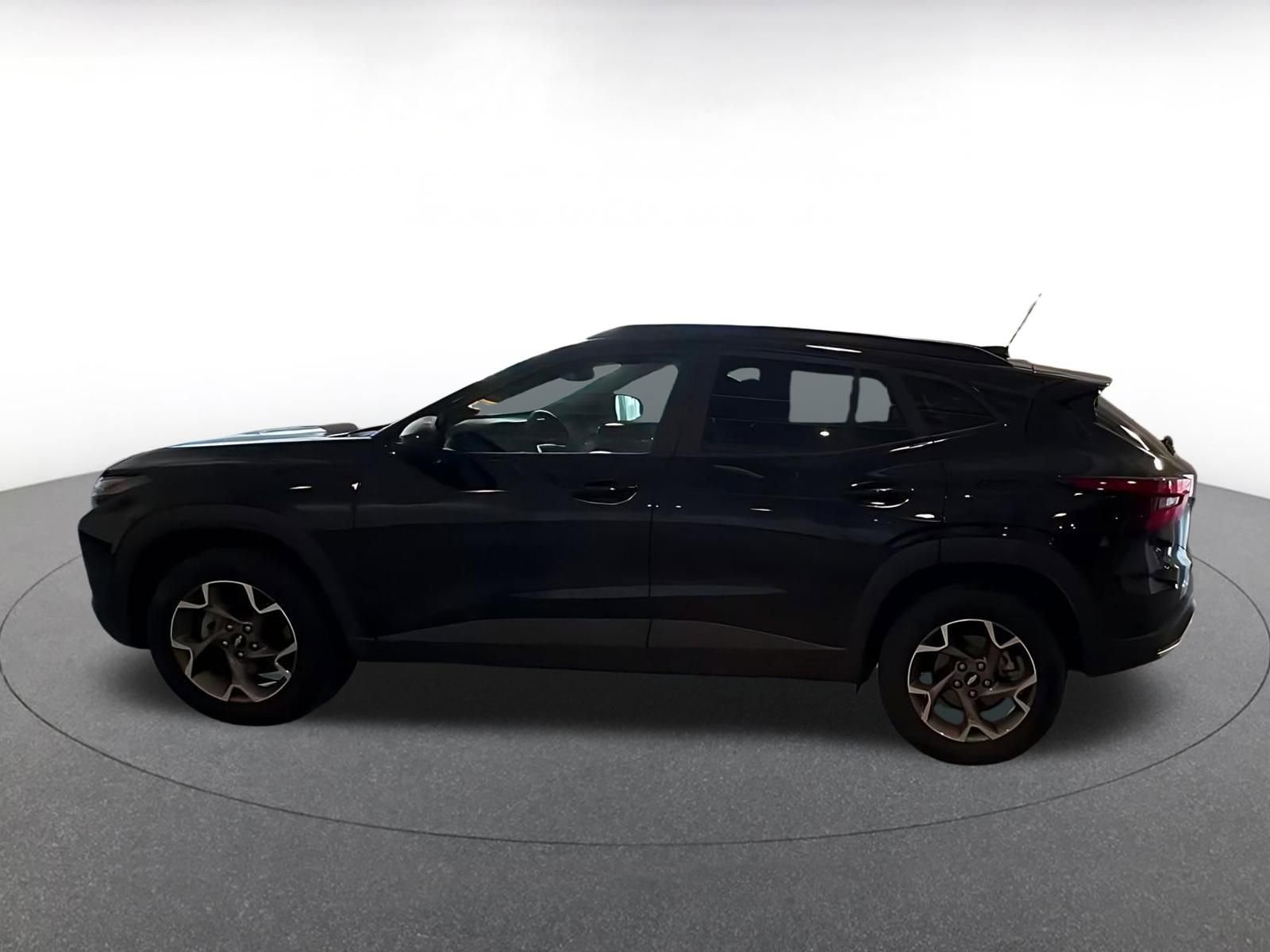 Used 2025 Chevrolet Trax LT w/ LT Convenience Package image 9