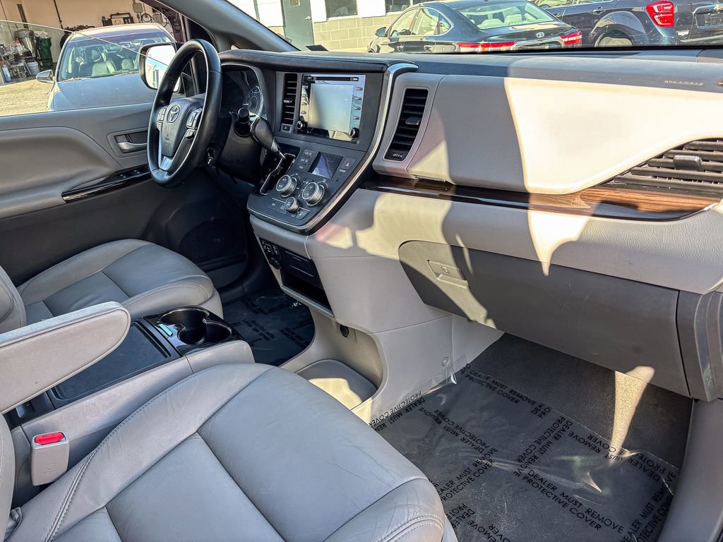 Used 2019 Toyota Sienna XLE image 37